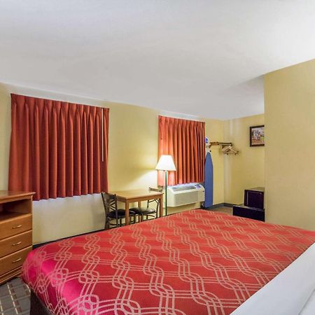 Econo Lodge Lansing - Leavenworth Екстер'єр фото