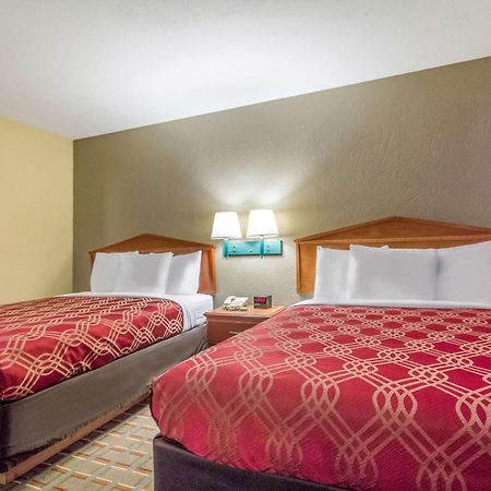 Econo Lodge Lansing - Leavenworth Екстер'єр фото