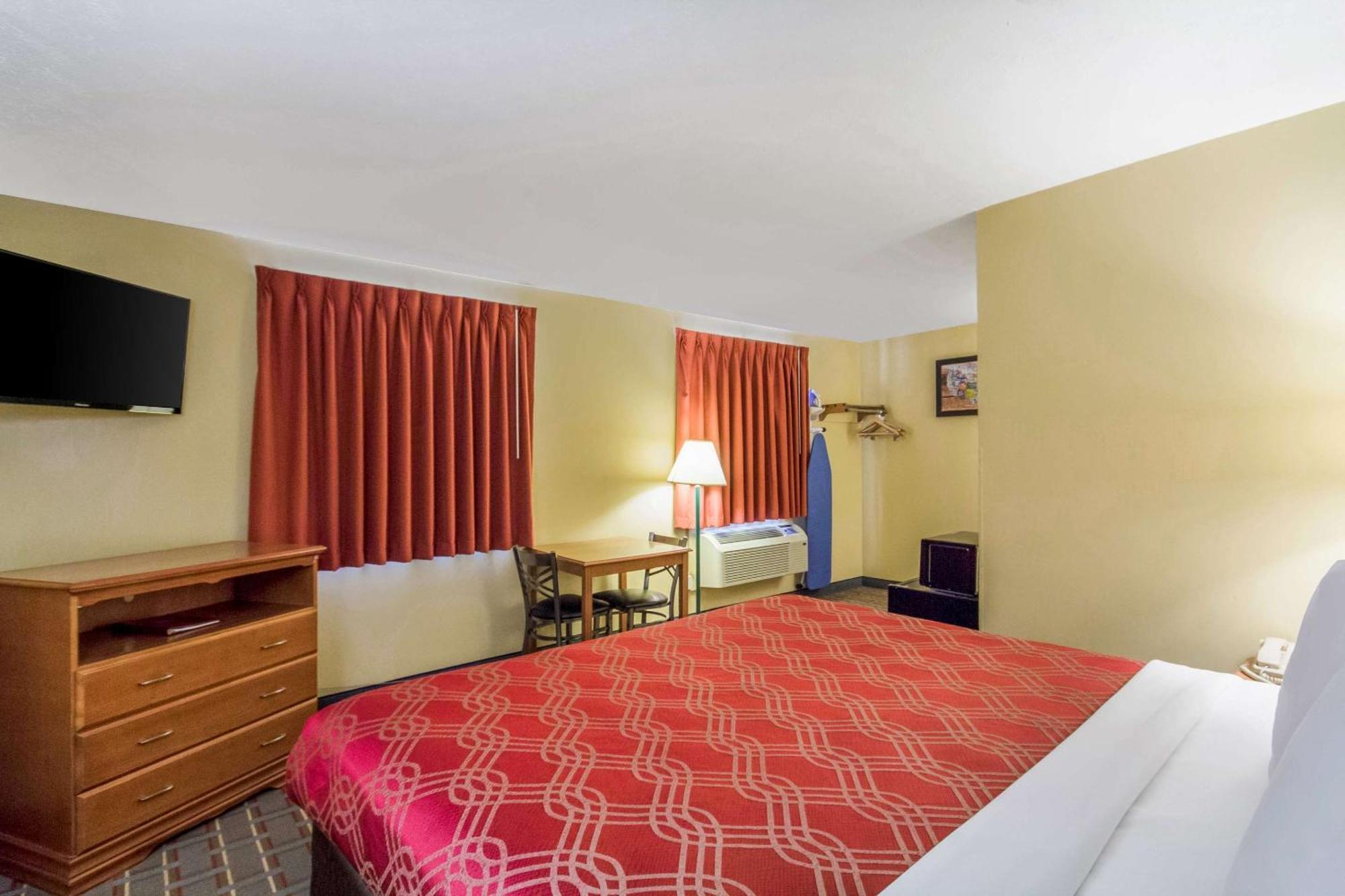 Econo Lodge Lansing - Leavenworth Екстер'єр фото