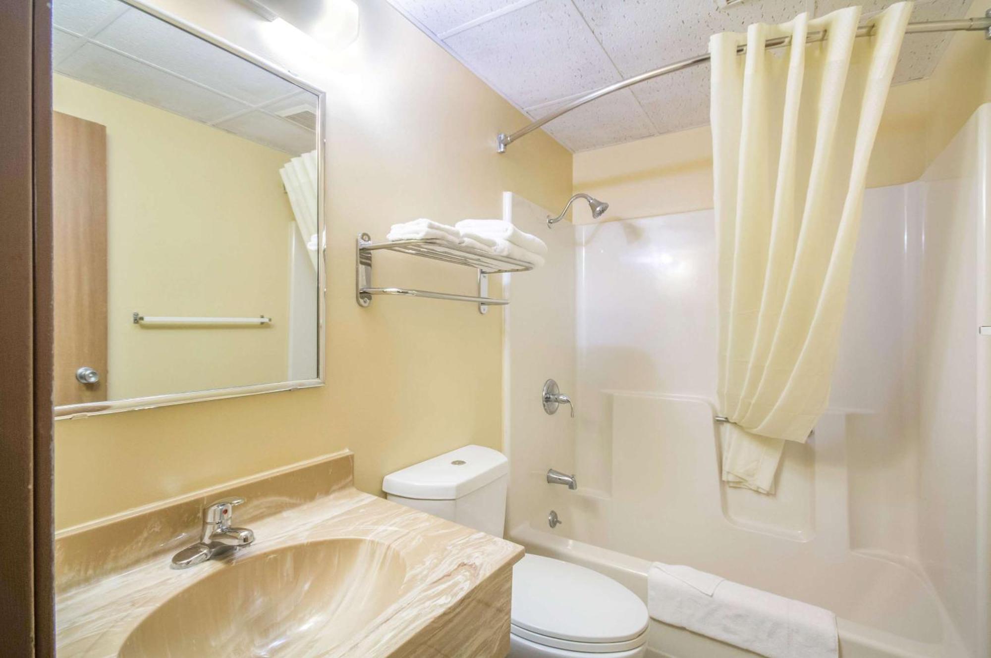 Econo Lodge Lansing - Leavenworth Екстер'єр фото