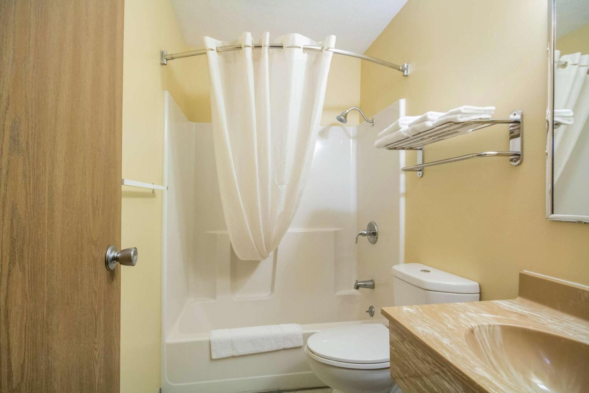 Econo Lodge Lansing - Leavenworth Екстер'єр фото