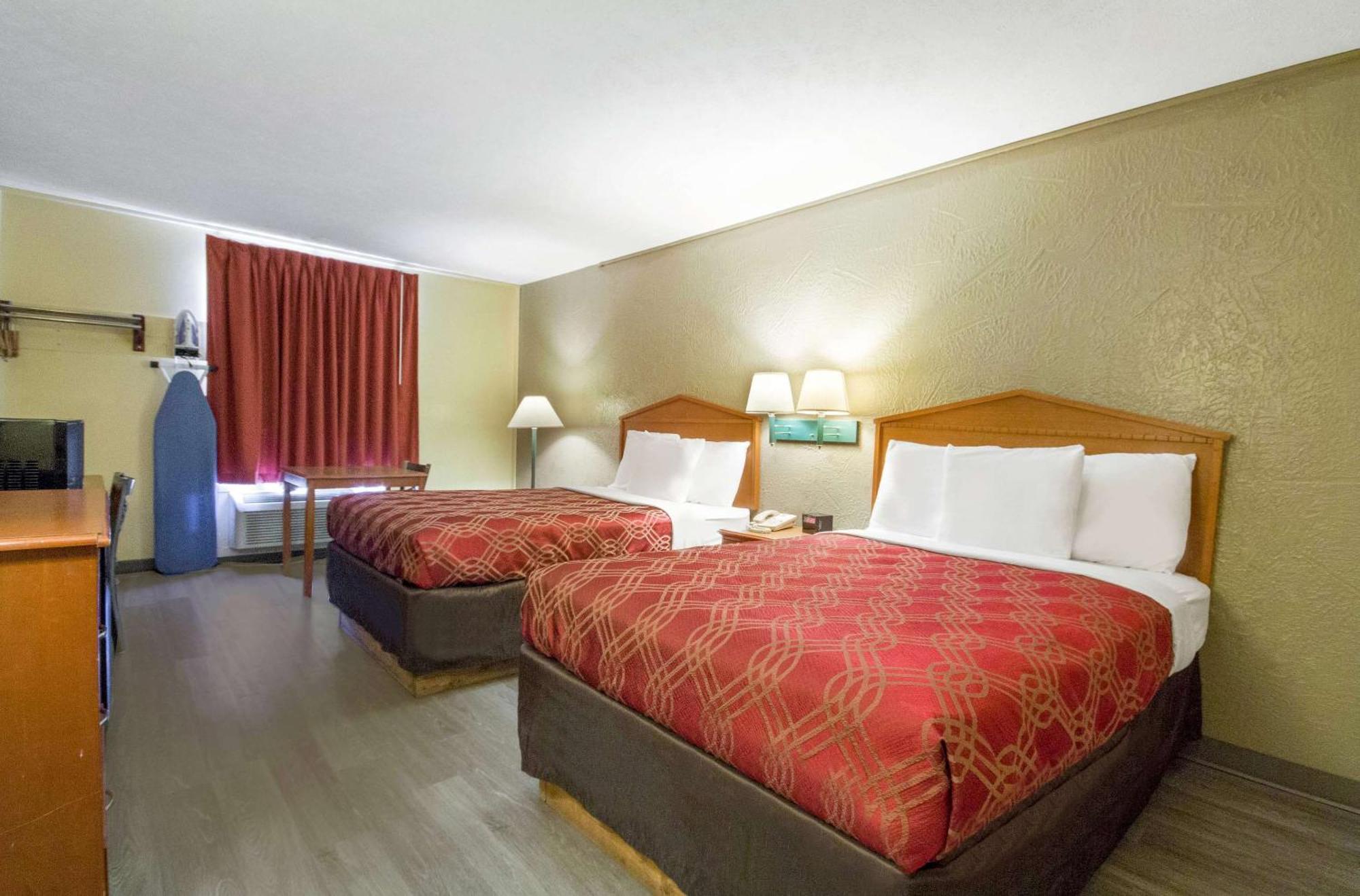 Econo Lodge Lansing - Leavenworth Екстер'єр фото