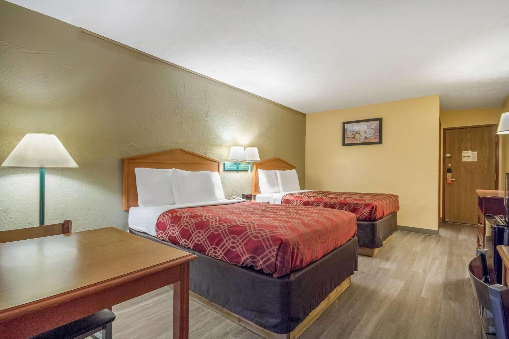 Econo Lodge Lansing - Leavenworth Екстер'єр фото