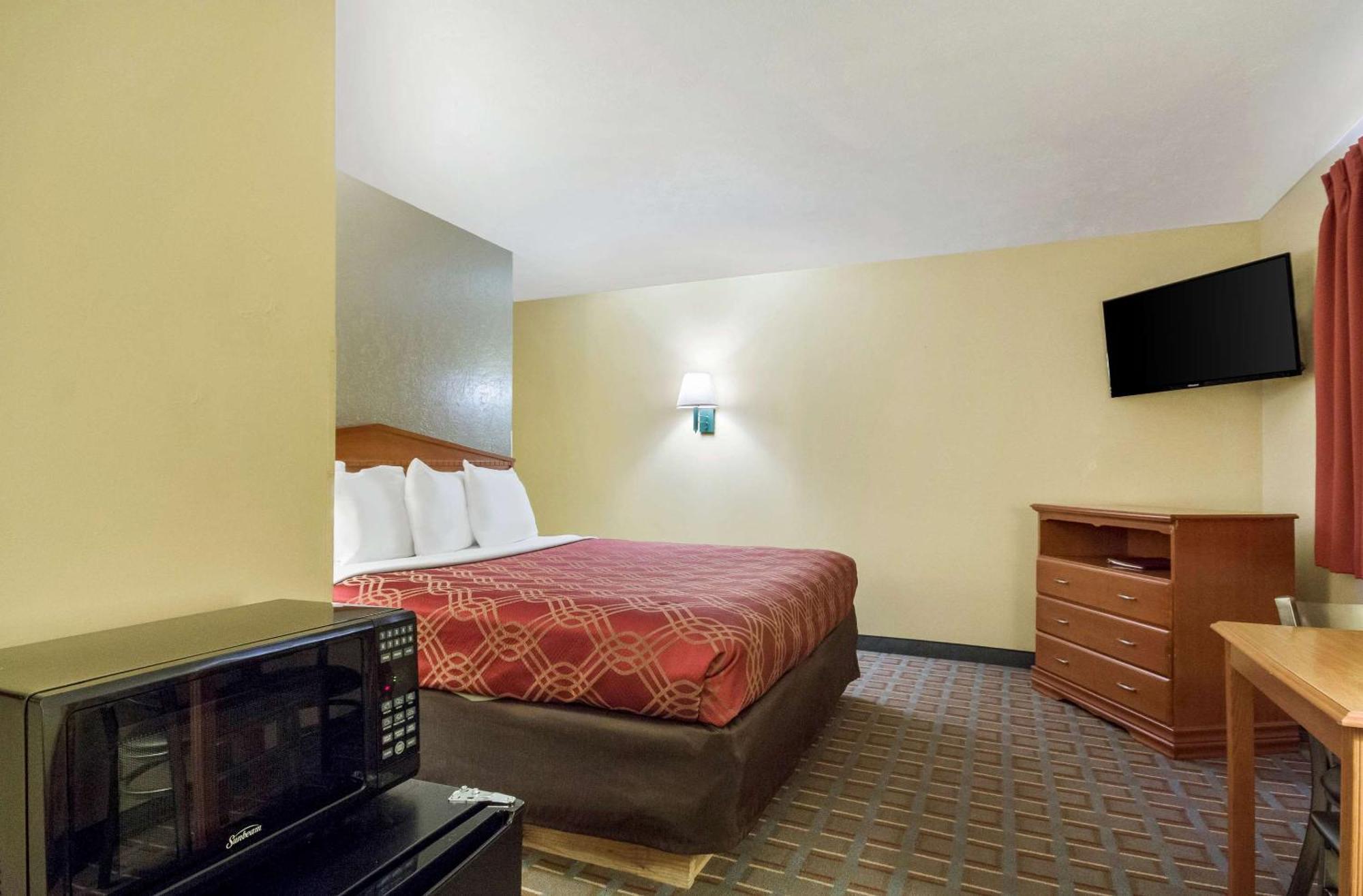 Econo Lodge Lansing - Leavenworth Екстер'єр фото
