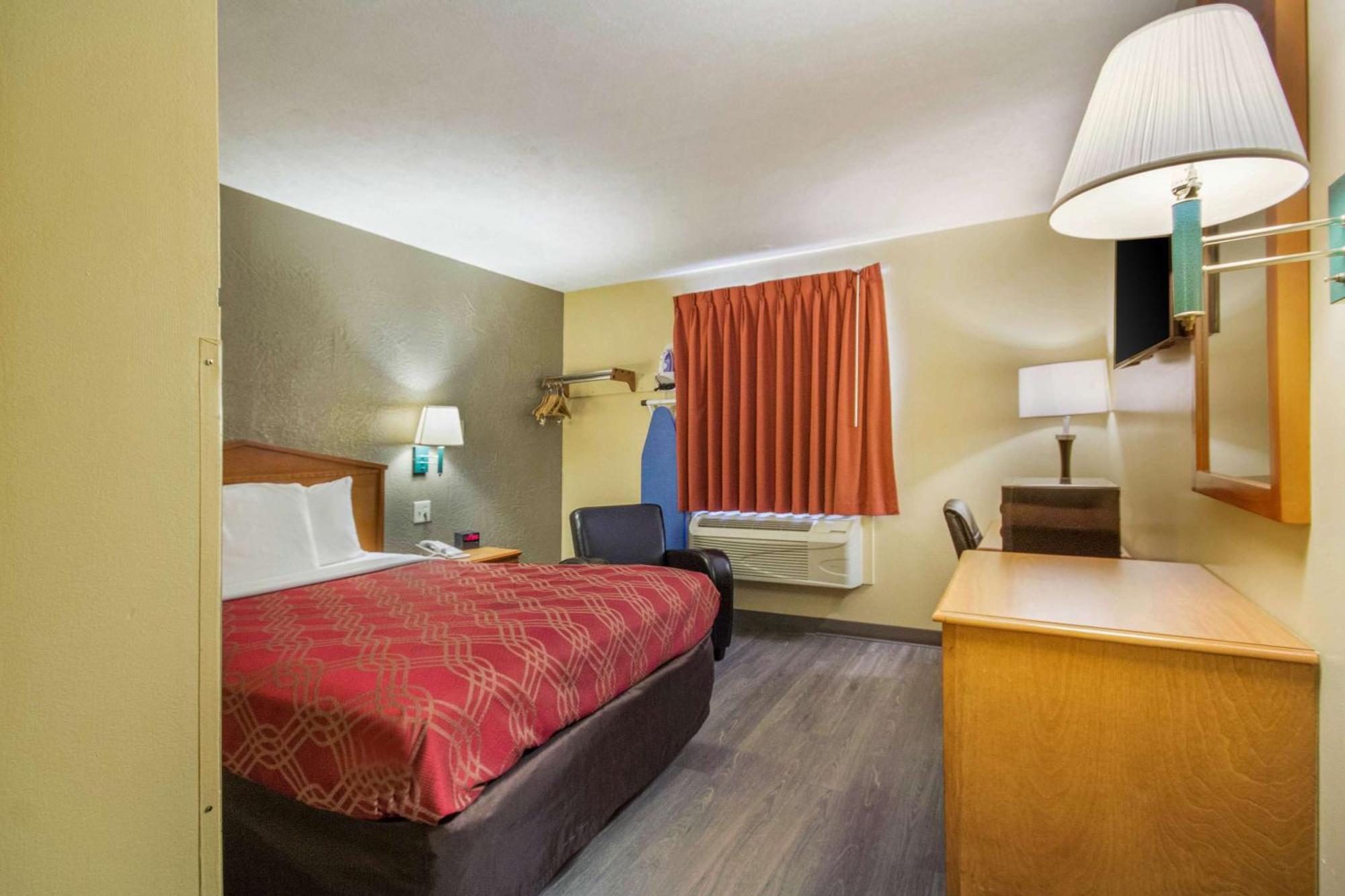 Econo Lodge Lansing - Leavenworth Екстер'єр фото