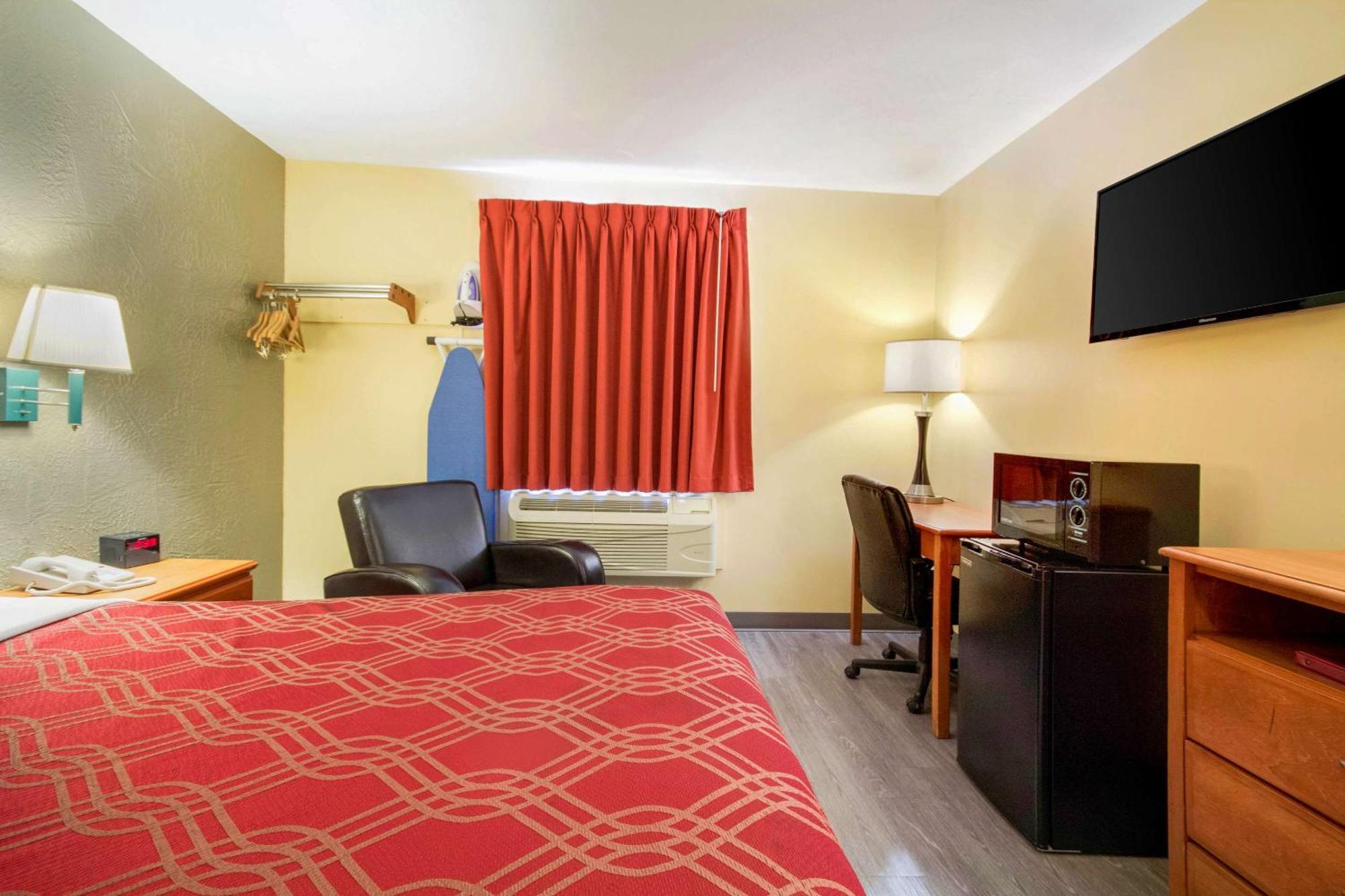 Econo Lodge Lansing - Leavenworth Екстер'єр фото