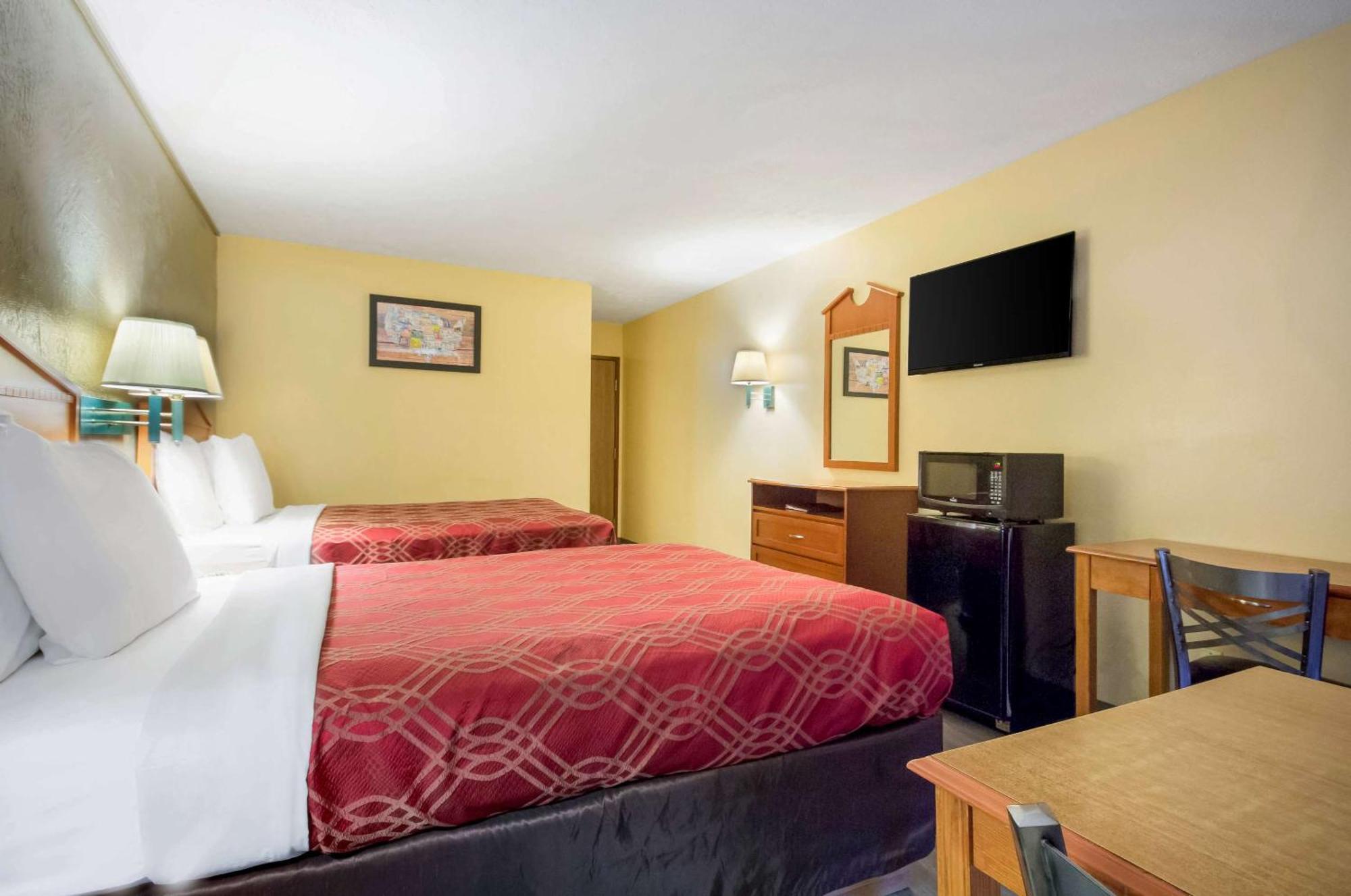 Econo Lodge Lansing - Leavenworth Екстер'єр фото