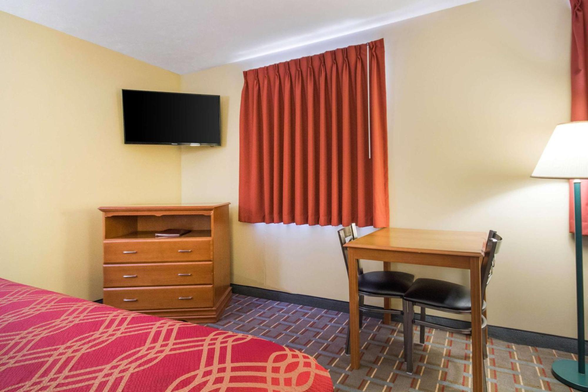 Econo Lodge Lansing - Leavenworth Екстер'єр фото